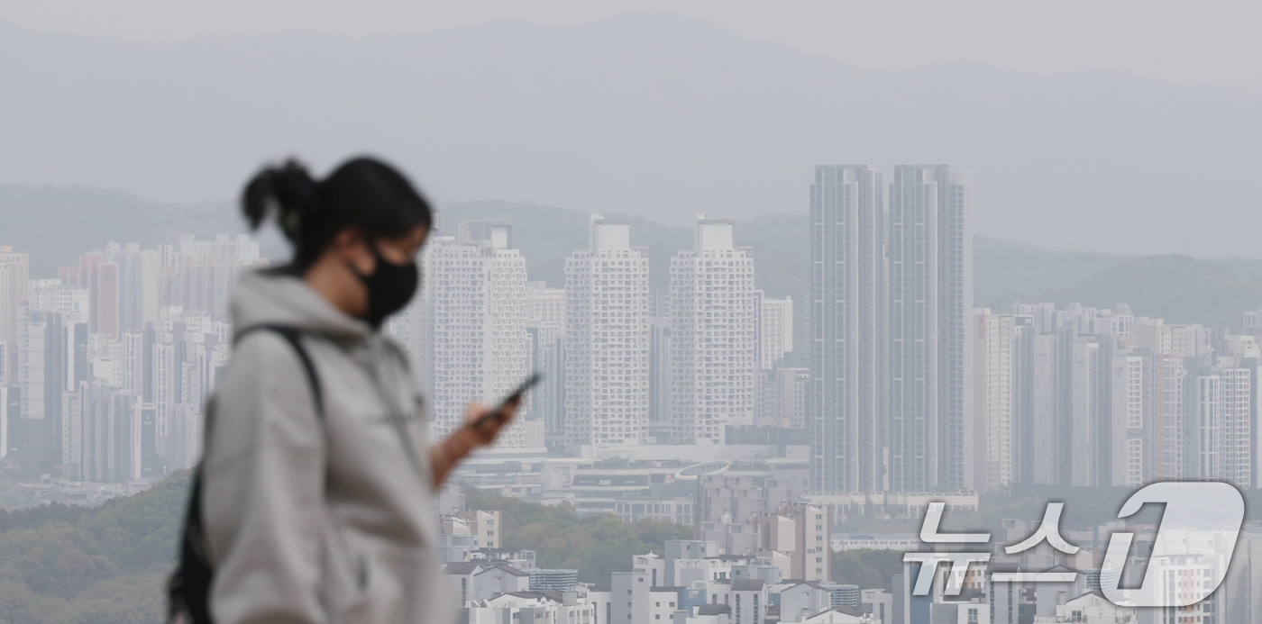(오산=뉴스1) 김영운 기자 = 황사 영향으로 전국 미세먼지 농도가 높은 수준을 보인 21일 경기 오산시 보적사에서 바라본 도심이 황사의 영향으로 뿌옇게 보이고 있다. 2026.4 …