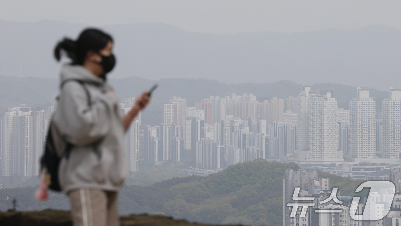 (오산=뉴스1) 김영운 기자 = 황사 영향으로 전국 미세먼지 농도가 높은 수준을 보인 21일 경기 오산시 보적사에서 바라본 도심이 황사의 영향으로 뿌옇게 보이고 있다. 2026.4 …