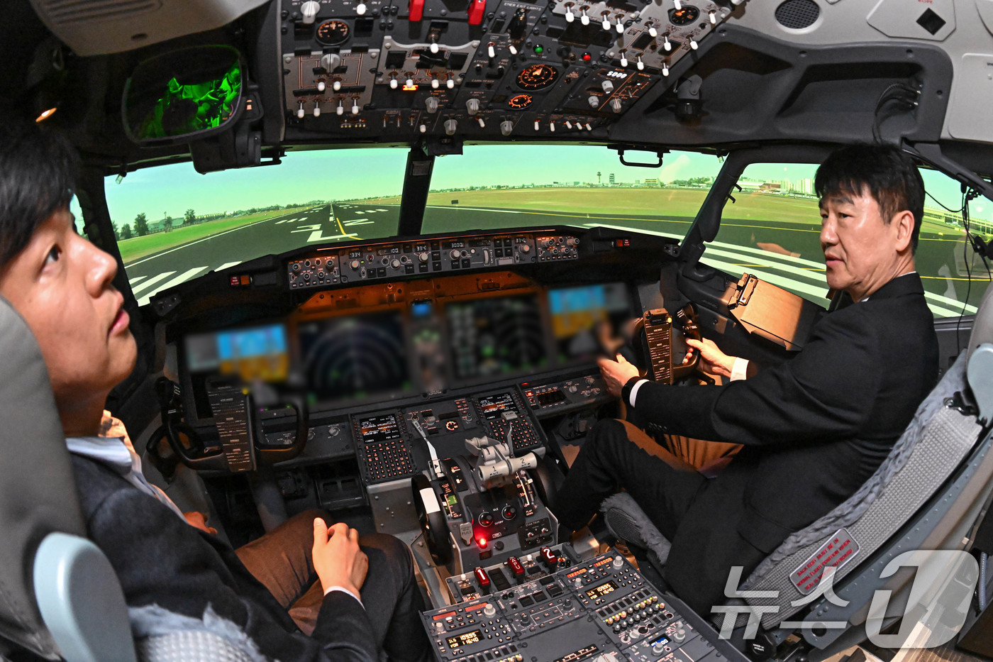 (서울=뉴스1) 안은나 기자 = 박재희 한국공항공사 사장 직무대행(오른쪽)과 강대홍 제주항공 운항본부 운항훈련실장이 21일 서울 강서구 KAC항공훈련센터에서 열린 보잉 737-8 …