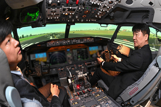 'B737-8 모의비행장치 내부 신기하네'