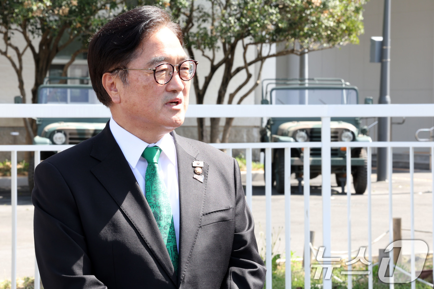 (광주=뉴스1) 이승현 기자 = 우원식 국회의장이 21일 오후 광주 동구 옛 전남도청 앞에서 내부를 둘러본 소회를 말하고 있다. 옛 전남도청은 최근 복원 사업을 마치고 내달 개관을 …