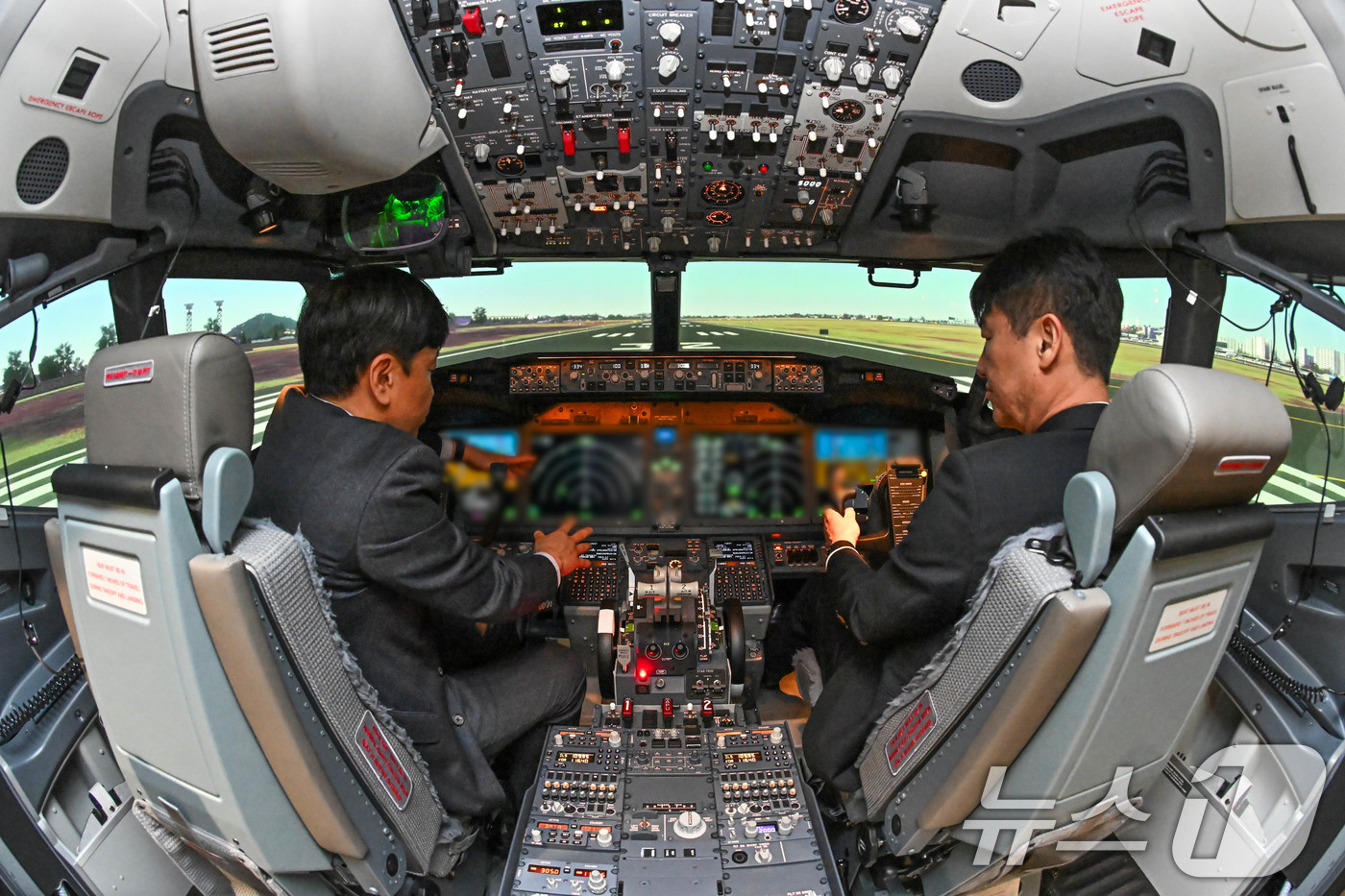 (서울=뉴스1) 안은나 기자 = 박재희 한국공항공사 사장 직무대행(오른쪽)과 강대홍 제주항공 운항본부 운항훈련실장이 21일 서울 강서구 KAC항공훈련센터에서 열린 보잉 737-8 …