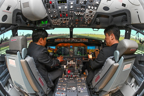 'B737-8 모의비행장치, 실제와 똑같네'