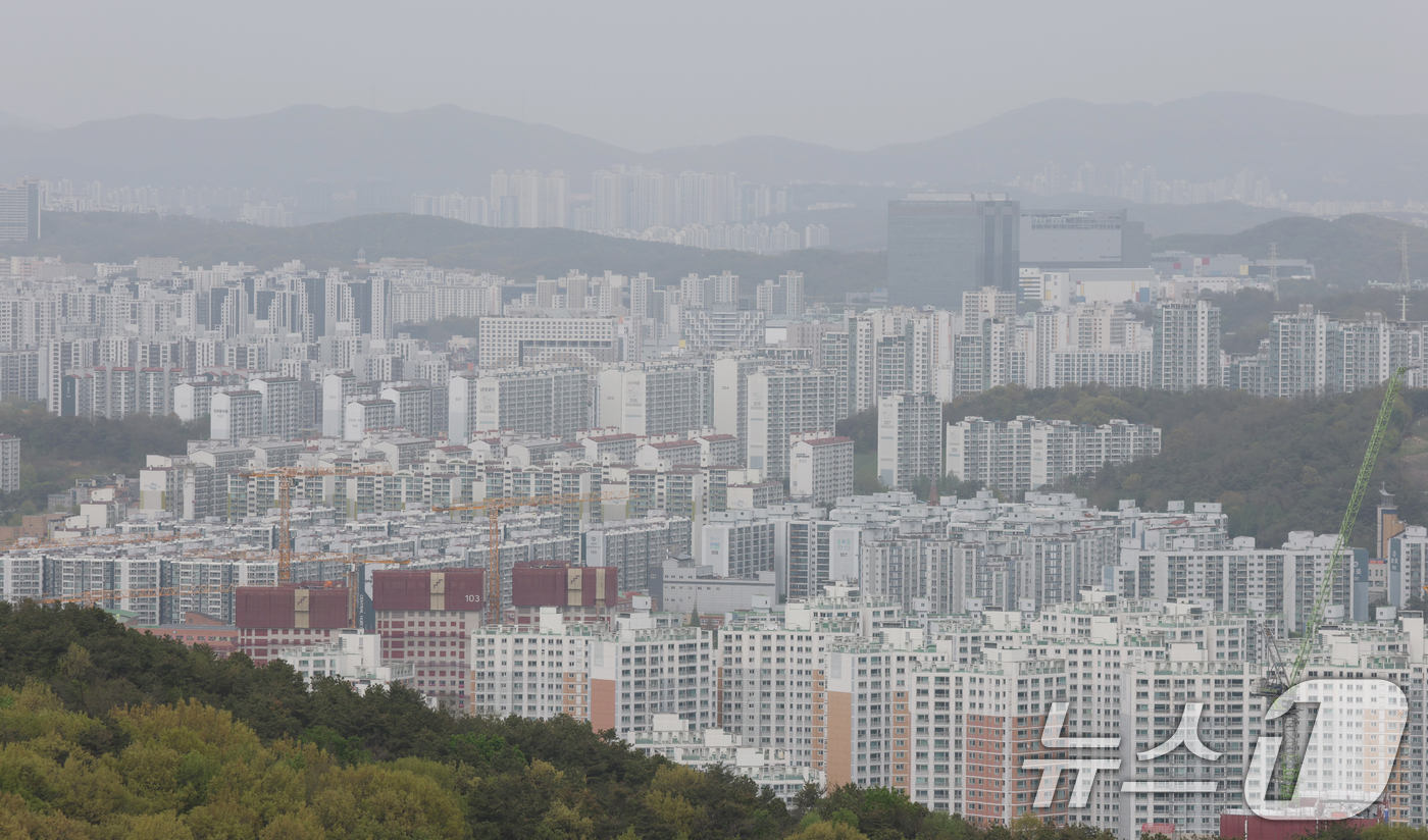 (오산=뉴스1) 김영운 기자 = 황사 영향으로 전국 미세먼지 농도가 높은 수준을 보인 21일 경기 오산시 보적사에서 바라본 도심이 황사의 영향으로 뿌옇게 보이고 있다. 2026.4 …