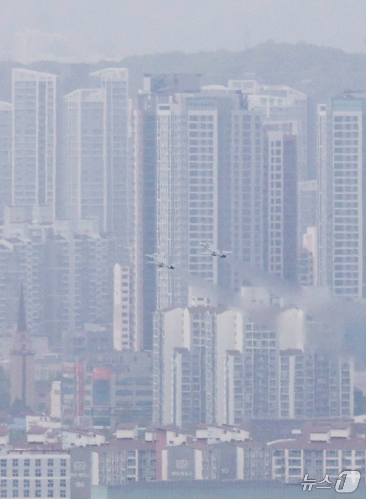 (오산=뉴스1) 김영운 기자 = 황사 영향으로 전국 미세먼지 농도가 높은 수준을 보인 21일 경기 오산시 보적사에서 바라본 도심이 황사의 영향으로 뿌옇게 보이고 있다. 2026.4 …