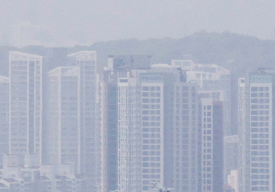 황사 뚫고 이륙하는 전투기