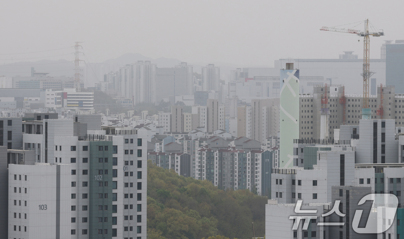 (용인=뉴스1) 김영운 기자 = 황사 영향으로 전국 미세먼지 농도가 높은 수준을 보인 21일 경기 용인시 흥덕IT밸리에서 바라본 도심이 황사의 영향으로 뿌옇게 보이고 있다. 202 …