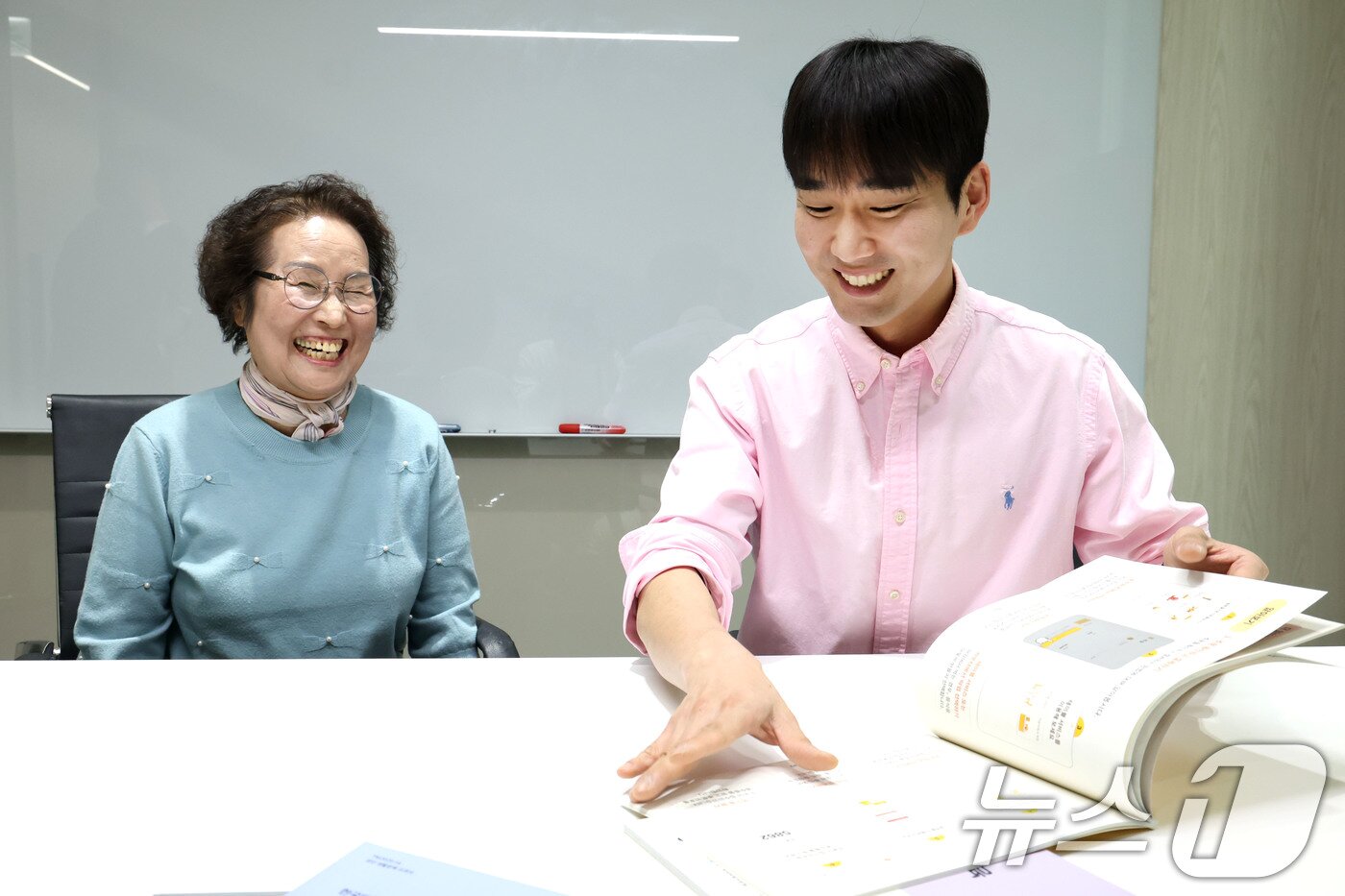 본문 이미지 - 국가평생교육진흥원 유튜브 성인문해교실 '모범생' 콘텐츠 출연자이자 학습자인 김후덕(왼쪽) 씨와 김성일 문해교사가 21일 서울 강서구 국가평생교육진흥원에서 뉴스1과 인터뷰를 하고 있다. 2026.4.21 ⓒ 뉴스1 이광호 기자