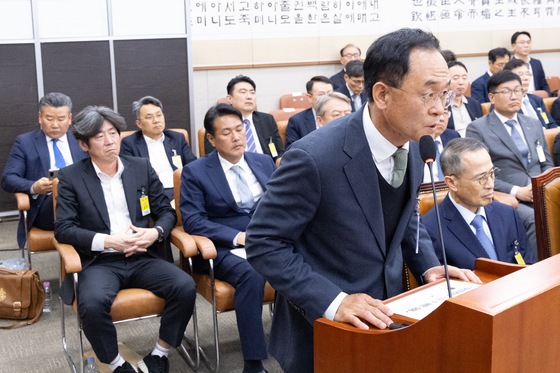 답변하는 강백신 검사