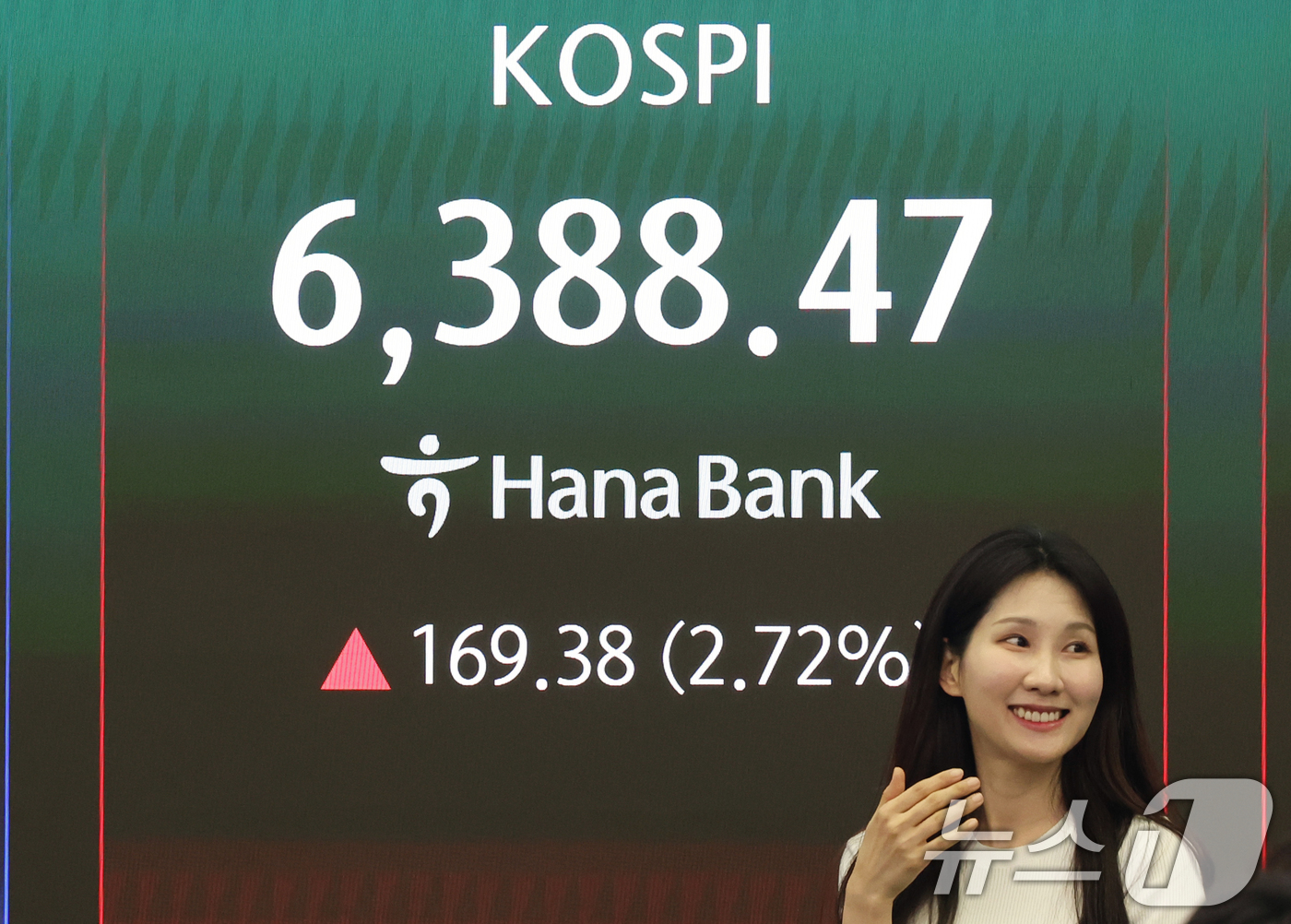 (서울=뉴스1) 황기선 기자 = 코스피 종가가 사상 최고치를 경신한 21일 오후 서울 중구 하나은행 본점 딜링룸 현황판에 종가가 표시되고 있다.이날 코스피는 전 거래일 대비 169 …