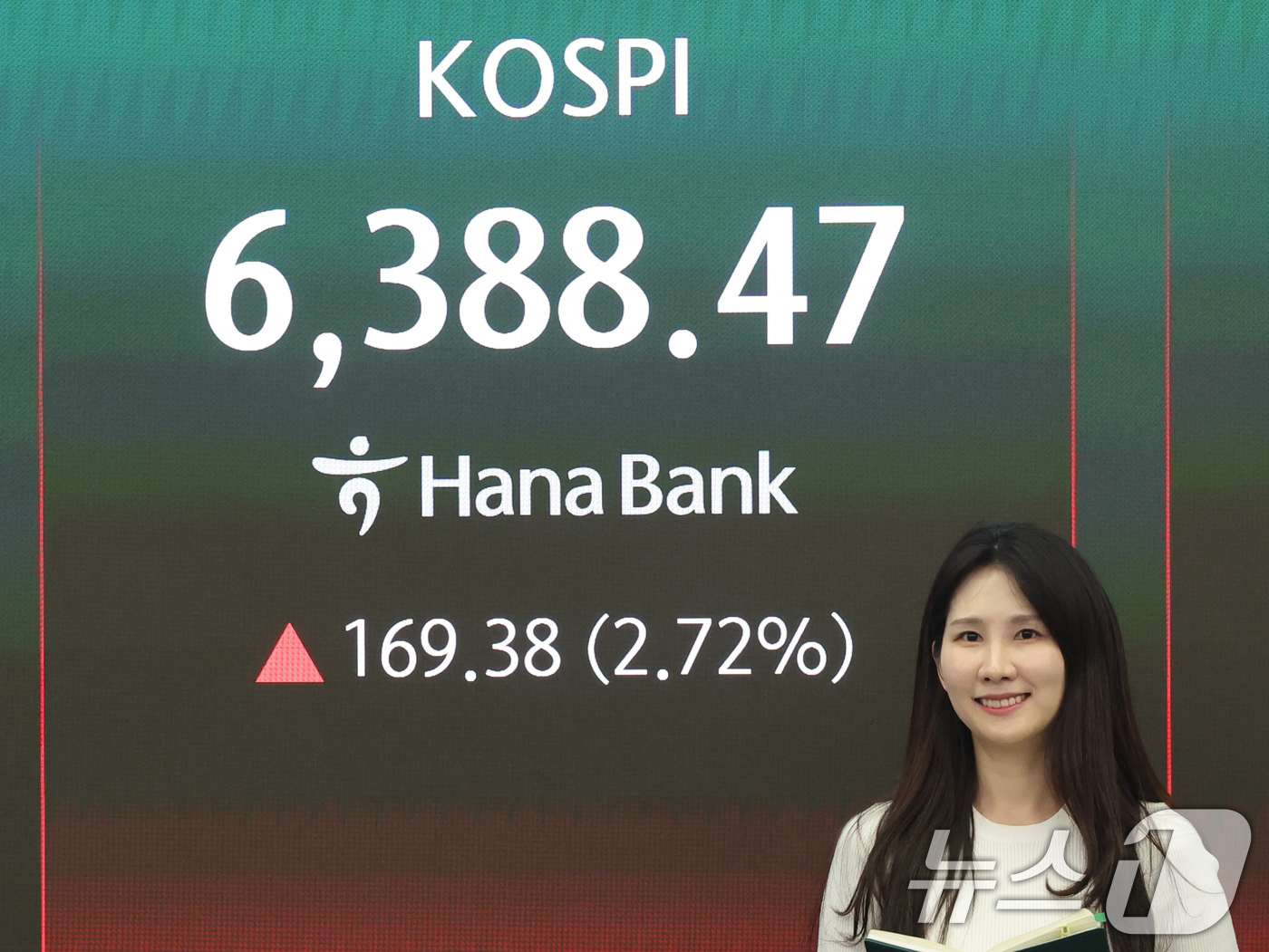(서울=뉴스1) 황기선 기자 = 코스피 종가가 사상 최고치를 경신한 21일 오후 서울 중구 하나은행 본점 딜링룸 현황판에 종가가 표시되고 있다.이날 코스피는 전 거래일 대비 169 …