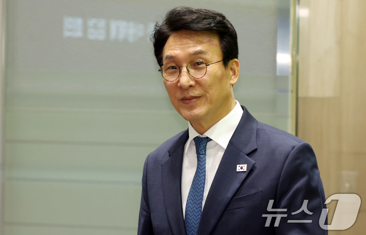 (서울=뉴스1) 김명섭 기자 = 김민석 국무총리가 21일 오후 서울 종로구 세종대로 정부서울청사에서 열린 대구지역 응급환자 이송체계 점검회의에 참석하고 있다. 2026.4.21/뉴 …