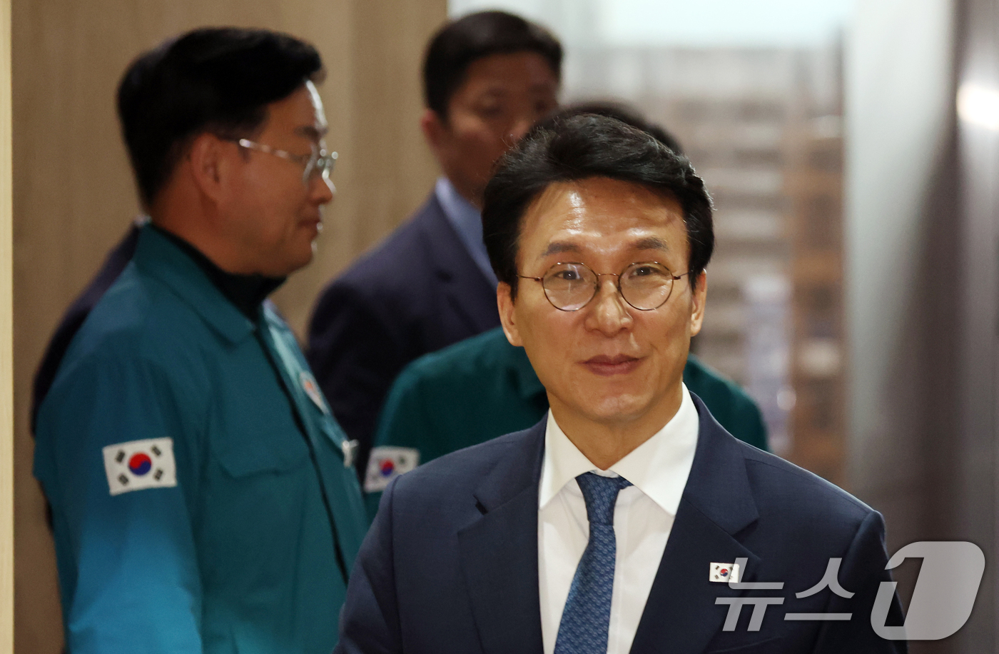 (서울=뉴스1) 김명섭 기자 = 김민석 국무총리가 21일 오후 서울 종로구 세종대로 정부서울청사에서 열린 대구지역 응급환자 이송체계 점검회의에 참석하고 있다. 2026.4.21/뉴 …