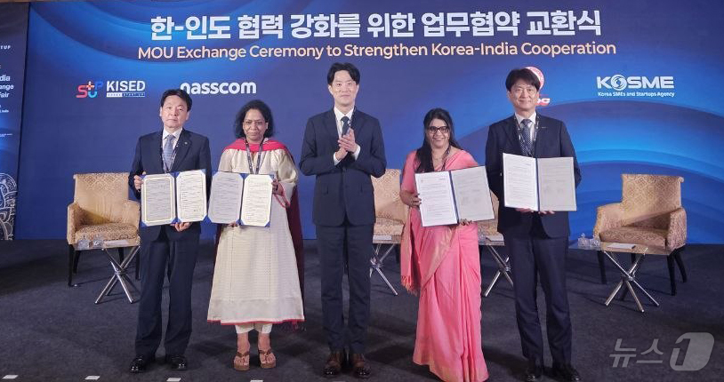 (서울=뉴스1) = 노용석 중소벤처기업부 제1차관이 21일(현지시간) 인도 뉴델리 글로벌비즈니스센터에서 열린 한-인도 협력 강화를 위한 업무협약 교환식에서 참석자들과 기념 촬영을 …