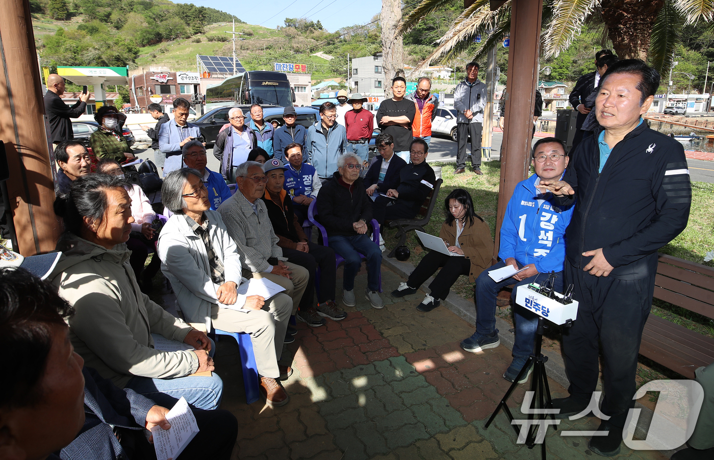 (통영=뉴스1) 윤일지 기자 = 정청래 더불어민주당 대표가 21일 오후 경남 통영 욕지도 한 공원에서 열린 '도서민 생활여건 개선을 위한 주민 간담회'에서 발언을 하고 있다.  2 …