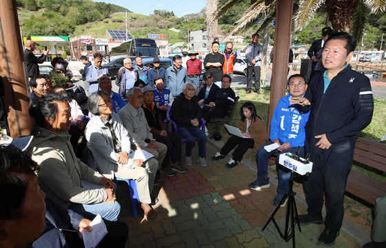 통영 욕지도 주민과 간담회하는 정청래