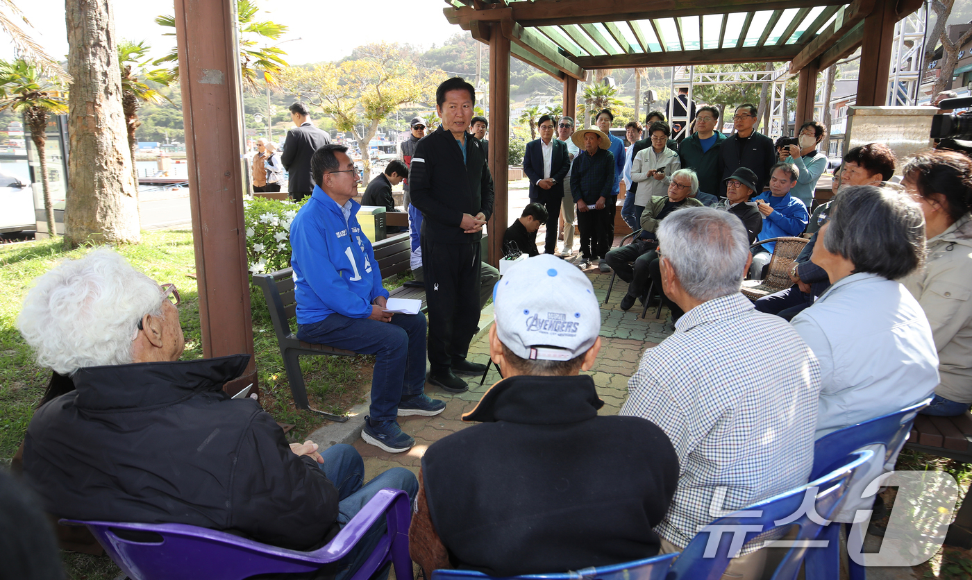 (통영=뉴스1) 윤일지 기자 = 정청래 더불어민주당 대표가 21일 오후 경남 통영 욕지도 한 공원에서 열린 '도서민 생활여건 개선을 위한 주민 간담회'에서 발언을 하고 있다.  2 …