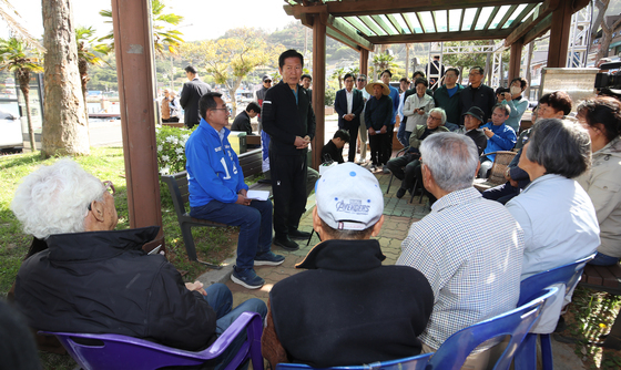 정청래 대표, 욕지도서 도서민 생활여건 개선을 위한 주민 간담회
