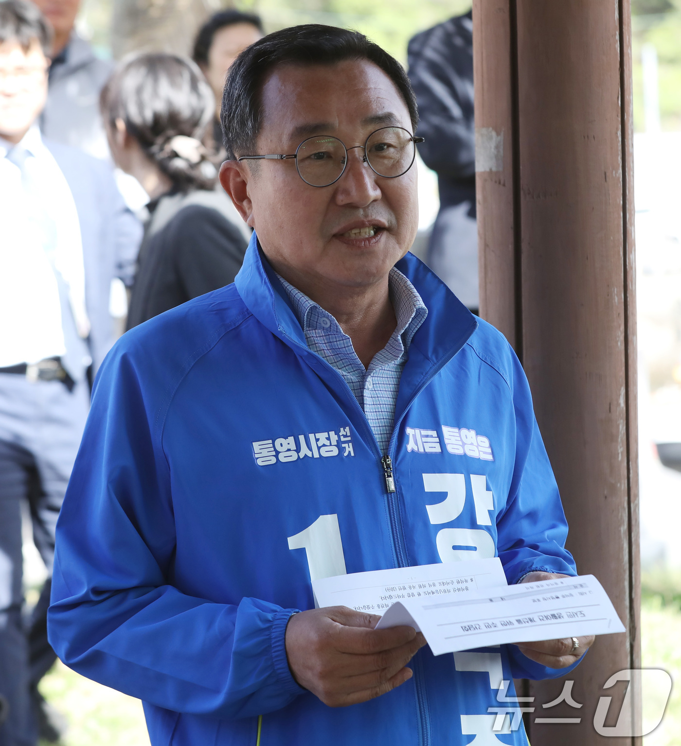 (통영=뉴스1) 윤일지 기자 = 강석주 더불어민주당 통영시장 후보가 21일 오후 경남 통영 욕지도 한 공원에서 열린 '도서민 생활여건 개선을 위한 주민 간담회'에서 참석자를 소개하 …