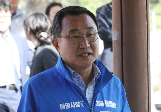 참석자 소개하는 강석주 민주당 통영시장 후보