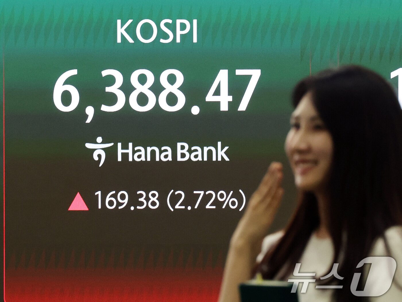 본문 이미지 - 코스피 종가가 사상 최고치를 경신한 21일 오후 서울 중구 하나은행 딜링룸 현황판에 종가가 표시되고 있다. 2026.4.21 ⓒ 뉴스1 황기선 기자