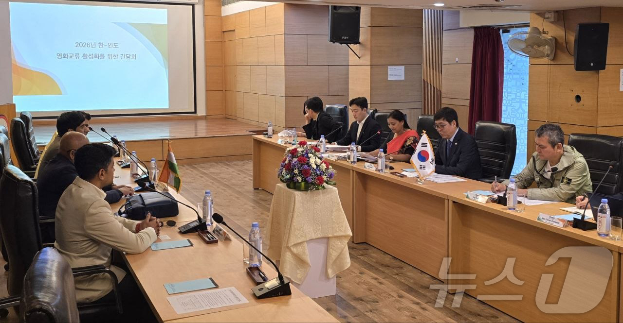 (서울=뉴스1) = 최휘영 문화체육관광부 장관이 21일(현지시간) 인도 뉴델리 주인도한국문화원에서 한국과 인도의 영화산업 주요 인사들을 만나 양국 영화산업 교류 활성화 방안을 논의 …