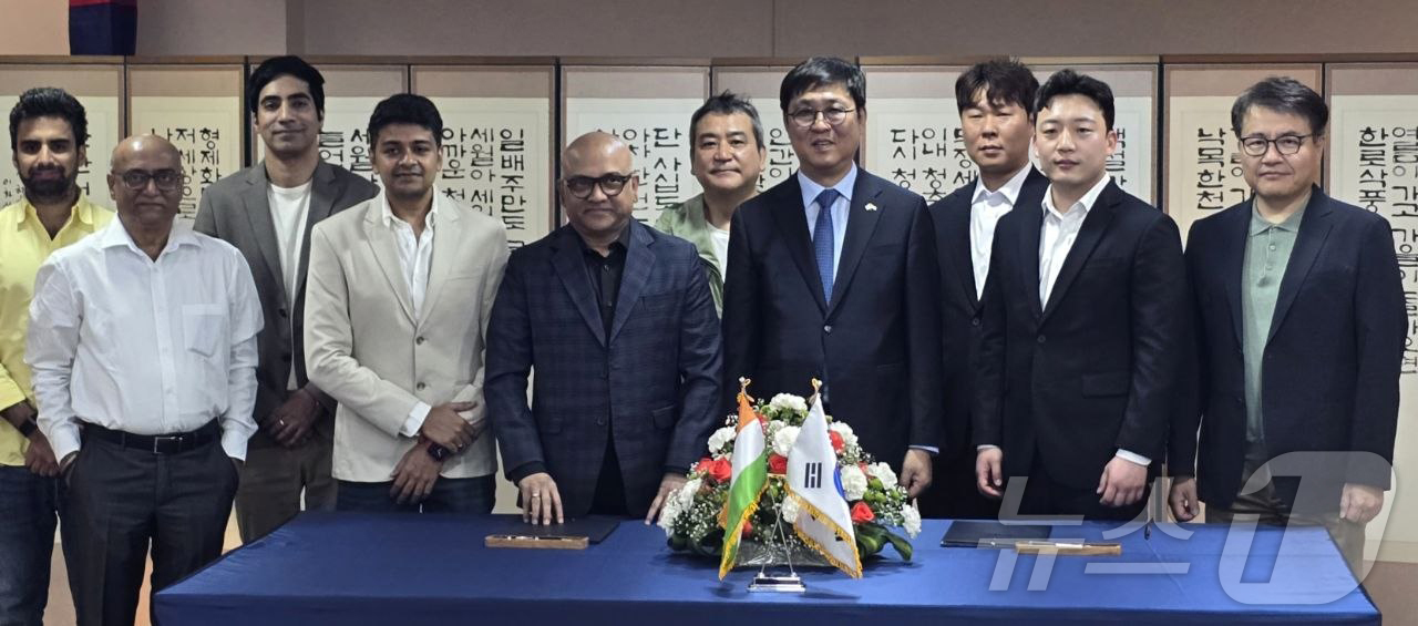 (서울=뉴스1) = 최휘영 문화체육관광부 장관이 21일(현지시간) 인도 뉴델리 주인도한국문화원에서 한국과 인도의 영화산업 주요 인사들을 만나 양국 영화산업 교류 활성화 방안을 논의 …