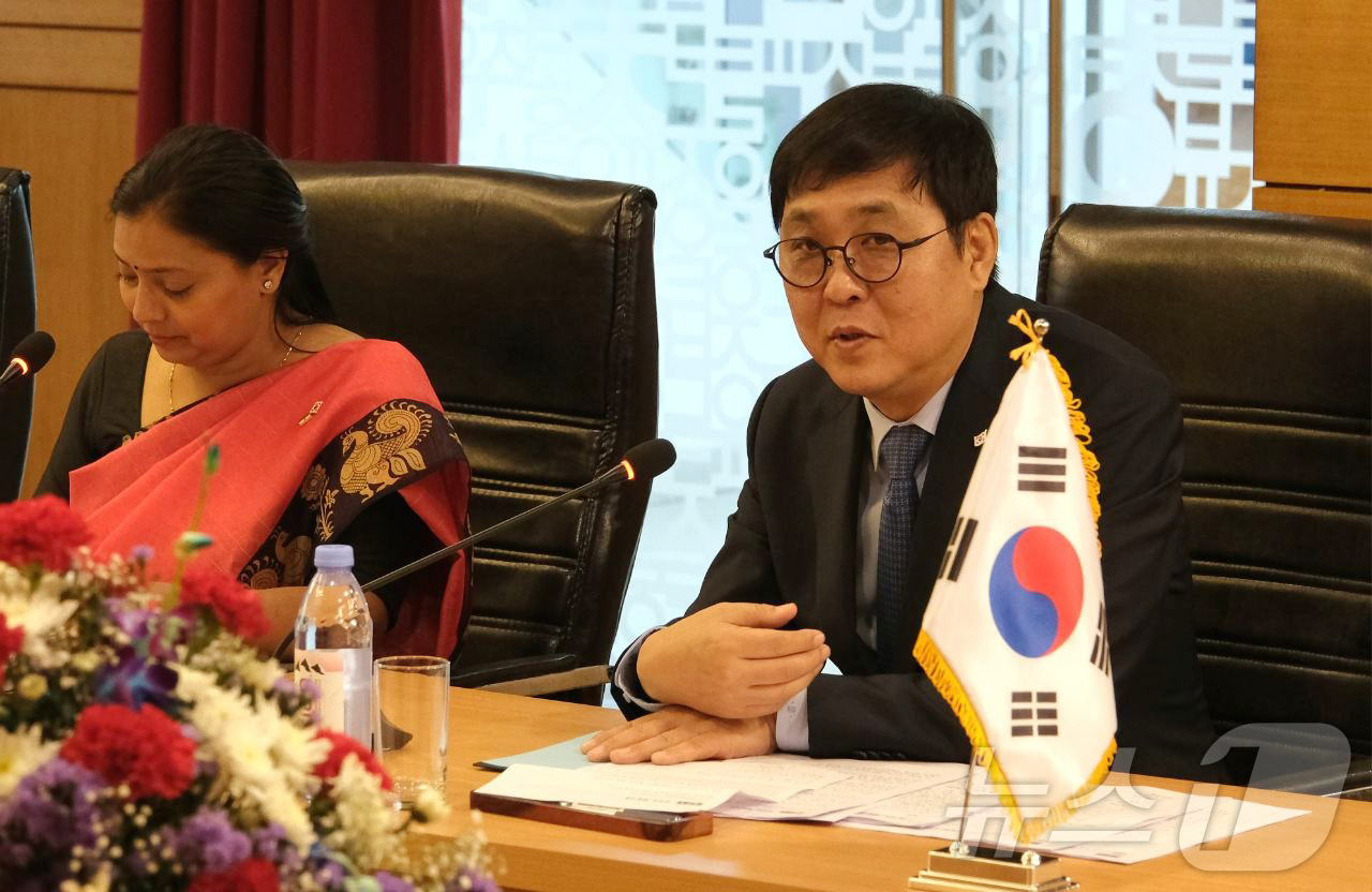 (서울=뉴스1) = 최휘영 문화체육관광부 장관이 21일(현지시간) 인도 뉴델리 주인도한국문화원에서 한국과 인도의 영화산업 주요 인사들을 만나 양국 영화산업 교류 활성화 방안을 논의 …