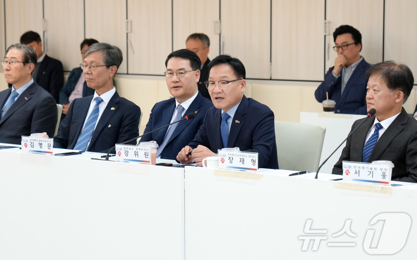 (무안=뉴스1) 전원 기자 = 강위원 전라남도 경제부지사가 21일 광주광역시청에서 열린 전남·광주 양자협의체 구성 및 업무협약식에서 인사말을 하고 있다. (전남도 제공. 재판매 및 …