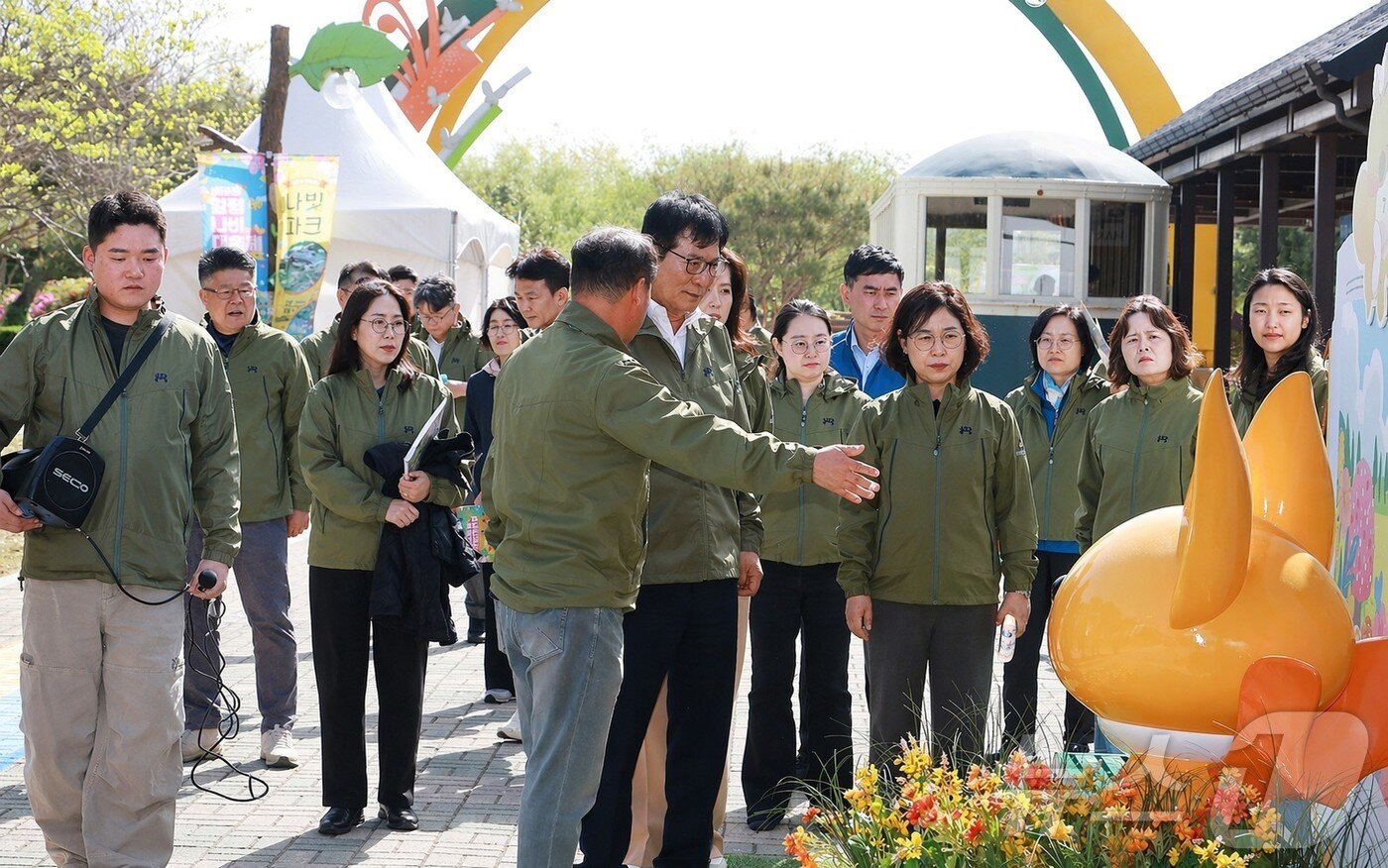본문 이미지 - 이상익 전남 함평군수가 함평나비대축제 현장 점검을 하고 있다.(함평군 제공. 재배포 및 DB 금지)