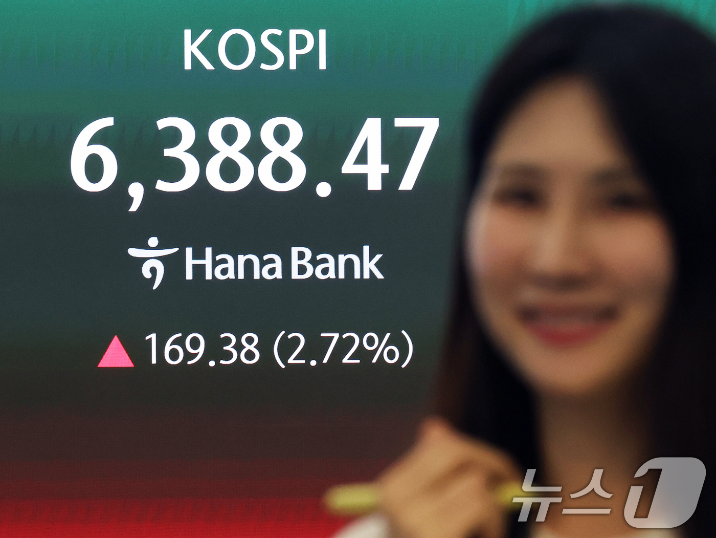 (서울=뉴스1) 황기선 기자 = 코스피 종가가 사상 최고치를 경신한 21일 오후 서울 중구 하나은행 딜링룸 현황판에 종가가 표시되고 있다.이날 코스피는 전 거래일 대비 169.38 …