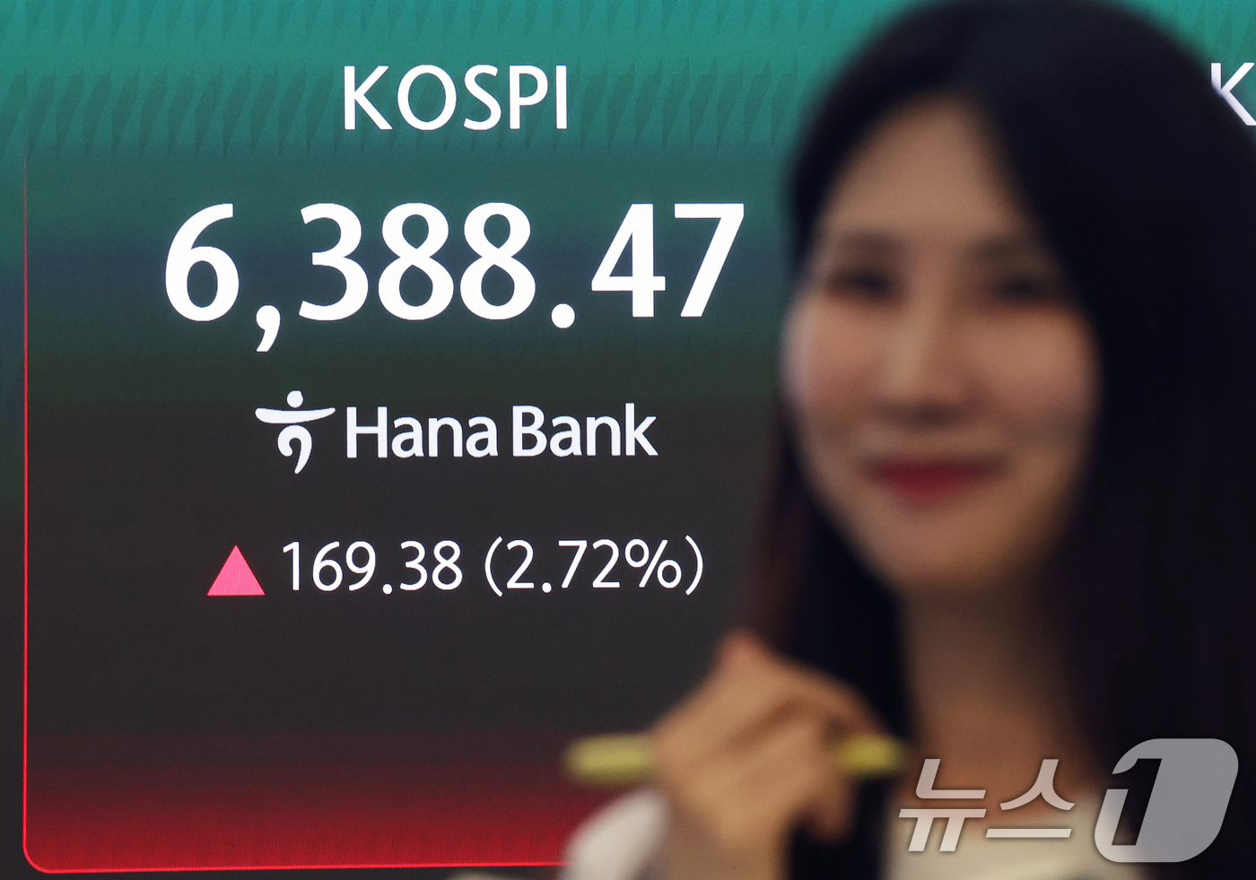 (서울=뉴스1) 황기선 기자 = 코스피 종가가 사상 최고치를 경신한 21일 오후 서울 중구 하나은행 딜링룸 현황판에 종가가 표시되고 있다.이날 코스피는 전 거래일 대비 169.38 …