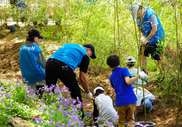 HK이노엔, 멸종위기종 '레서판다 먹이 숲 조성'…ESG 환경 실천
