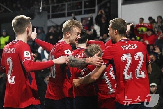 본문 이미지 - 조별리그 첫 상대 체코는 힘과 높이를 앞세운 선 굵은 축구를 펼친다.  ⓒ AFP=뉴스1