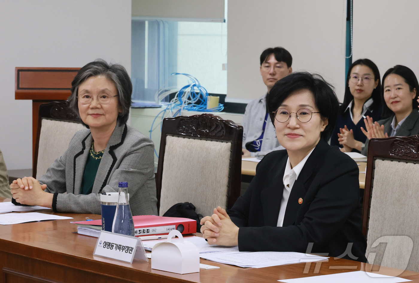 (서울=뉴스1) = 원민경 성평등가족부 장괸이 21일 오후 정부서울청사에서 열린 촉법소년 연령 조정 관련 자문위원 간담회에 참석하고 있다. 왼쪽은 노정희 형사미성년자(촉법소년) 연 …