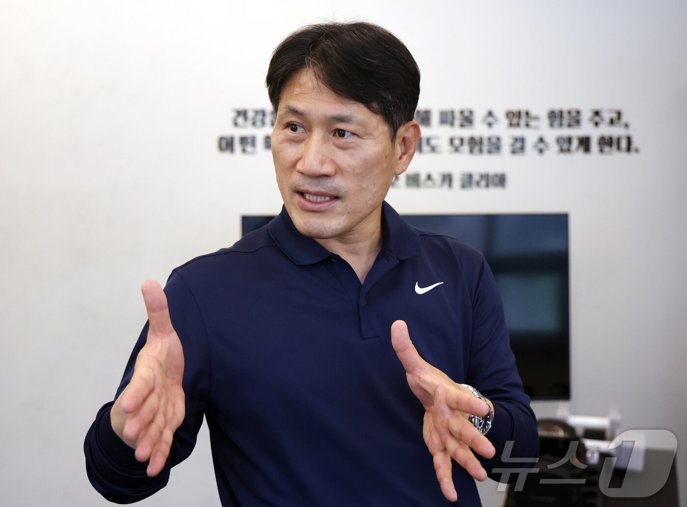 본문 이미지 - 스포츠의학 박사이자 퍼스널 트레이너(PT) 김병곤 박사가 서울 성동구 K 헬스케어 & 퍼포먼스 연구소에서 뉴스1과 100세 운동법 '슬로 조깅'에 대해 설명하고 있다. 2026.4.21 ⓒ 뉴스1 김진환 기자
