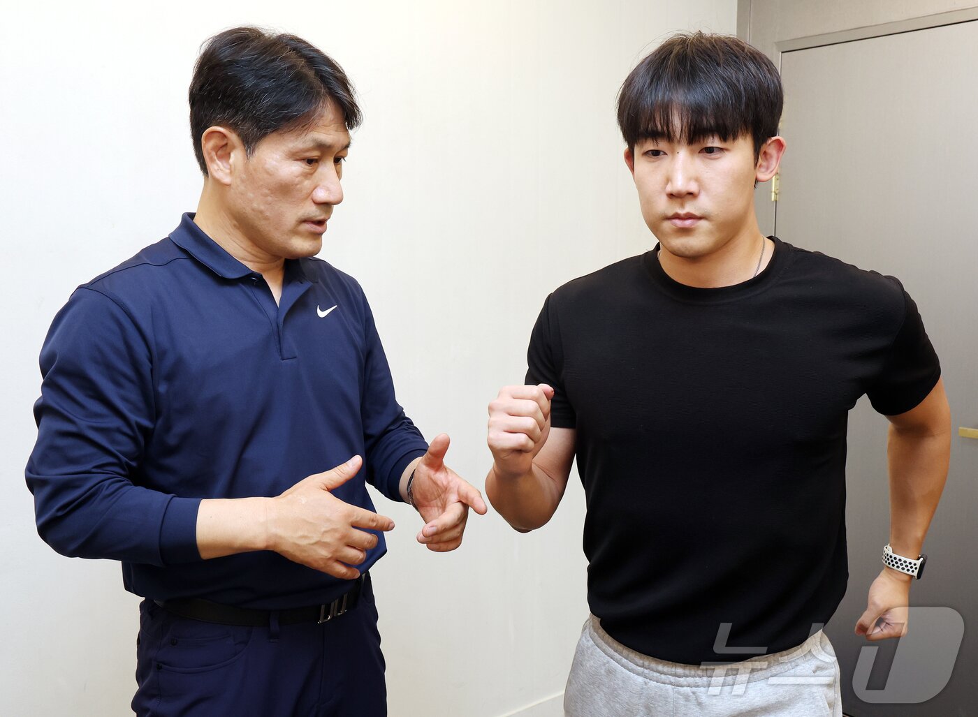 본문 이미지 - 스포츠의학 박사이자 퍼스널 트레이너(PT) 김병곤 박사가 서울 성동구 K 헬스케어 & 퍼포먼스 연구소에서 뉴스1과 100세 운동법 '슬로 조깅'에 대해 설명하고 있다. 2026.4.21 ⓒ 뉴스1 김진환 기자