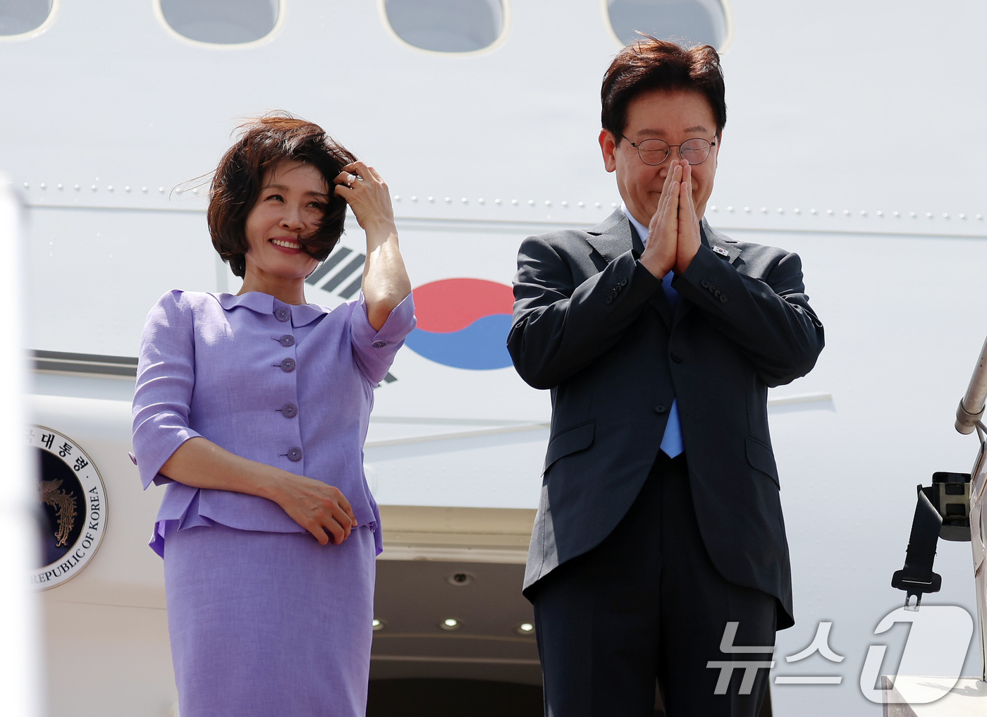 (뉴델리(인도)=뉴스1) 이재명 기자 = 인도 국빈 방문을 마친 이재명 대통령과 김혜경 여사가 21일(현지시간) 뉴델리 팔람 군비행장에서 베트남행 공군 1호기에 올라 환송객에게 인 …