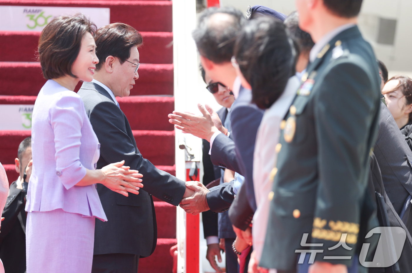 (뉴델리(인도)=뉴스1) 이재명 기자 = 인도 국빈 방문을 마친 이재명 대통령과 김혜경 여사가 21일(현지시간) 뉴델리 팔람 군비행장에서 베트남행 공군 1호기 탑승 전 환송 인사들 …