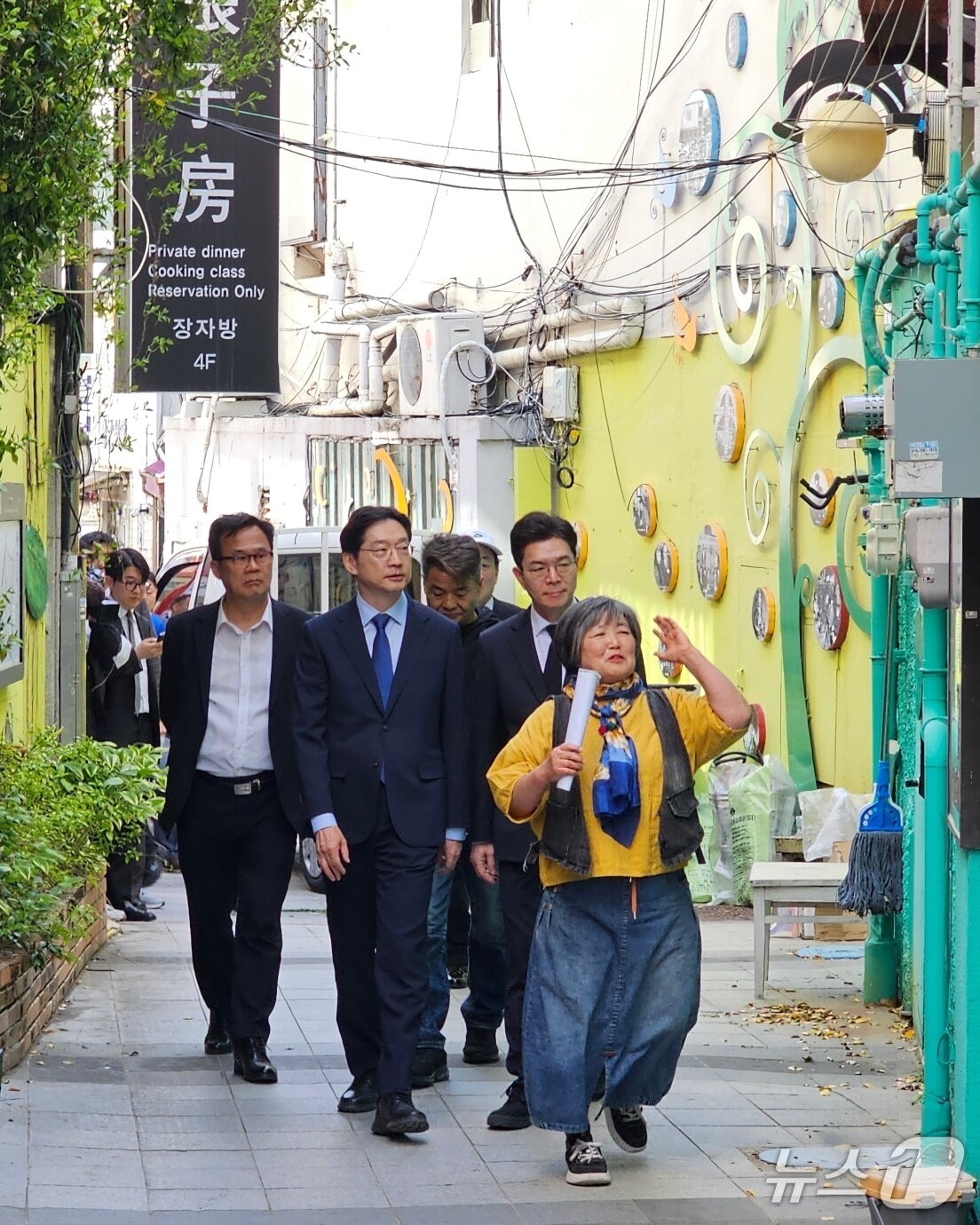 본문 이미지 - 더불어민주당 김경수 경남도지사 예비후보와 정원오 서울시장 예비후보가 마을 문화해설사의 설명을 들으며 창동예술길을 둘러보고 있다. 2026.4.21 ⓒ 뉴스1 박민석 기자