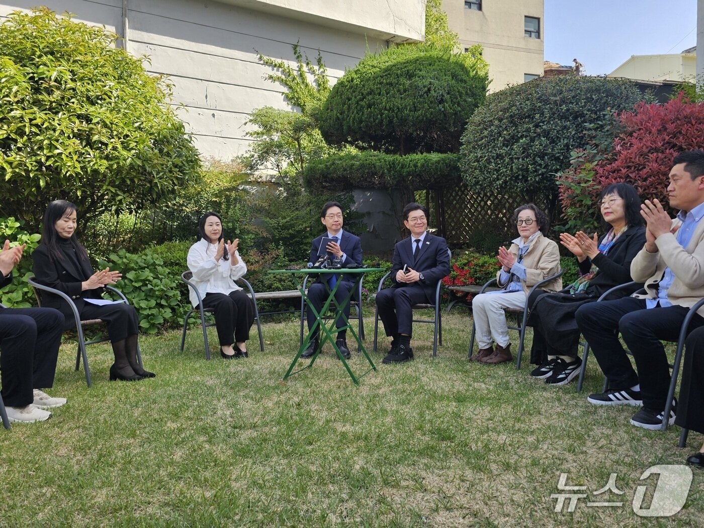 본문 이미지 - 더불어민주당 김경수 경남도지사 예비후보와 정원오 서울시장 예비후보가 21일 창원시 마산합포구 창동예술촌의 한 카페에서 경남지역 문화 예술인들과 간담회를 갖고 있다. 2026.4.21 ⓒ 뉴스1 박민석 기자