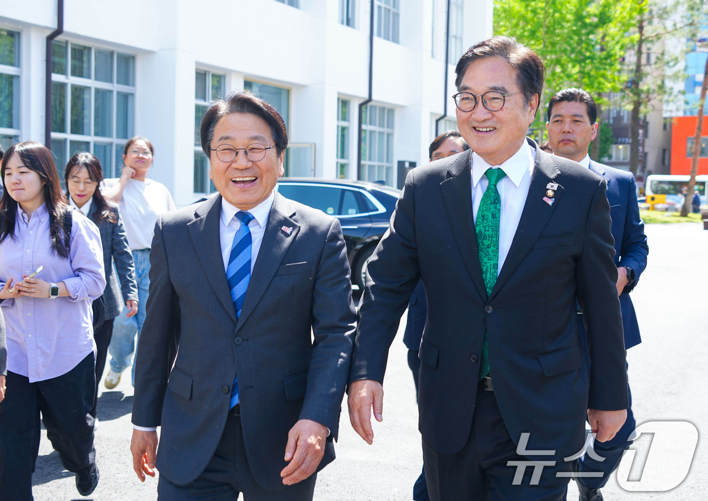 (광주=뉴스1) 이수민 기자 = 강기정 광주광역시장이 21일 오후 우원식 국회의장과 동구 옛 전남도청을 둘러보고 있다. (광주광역시 제공. 재판매 및 DB금지) 2026.4.21/ …