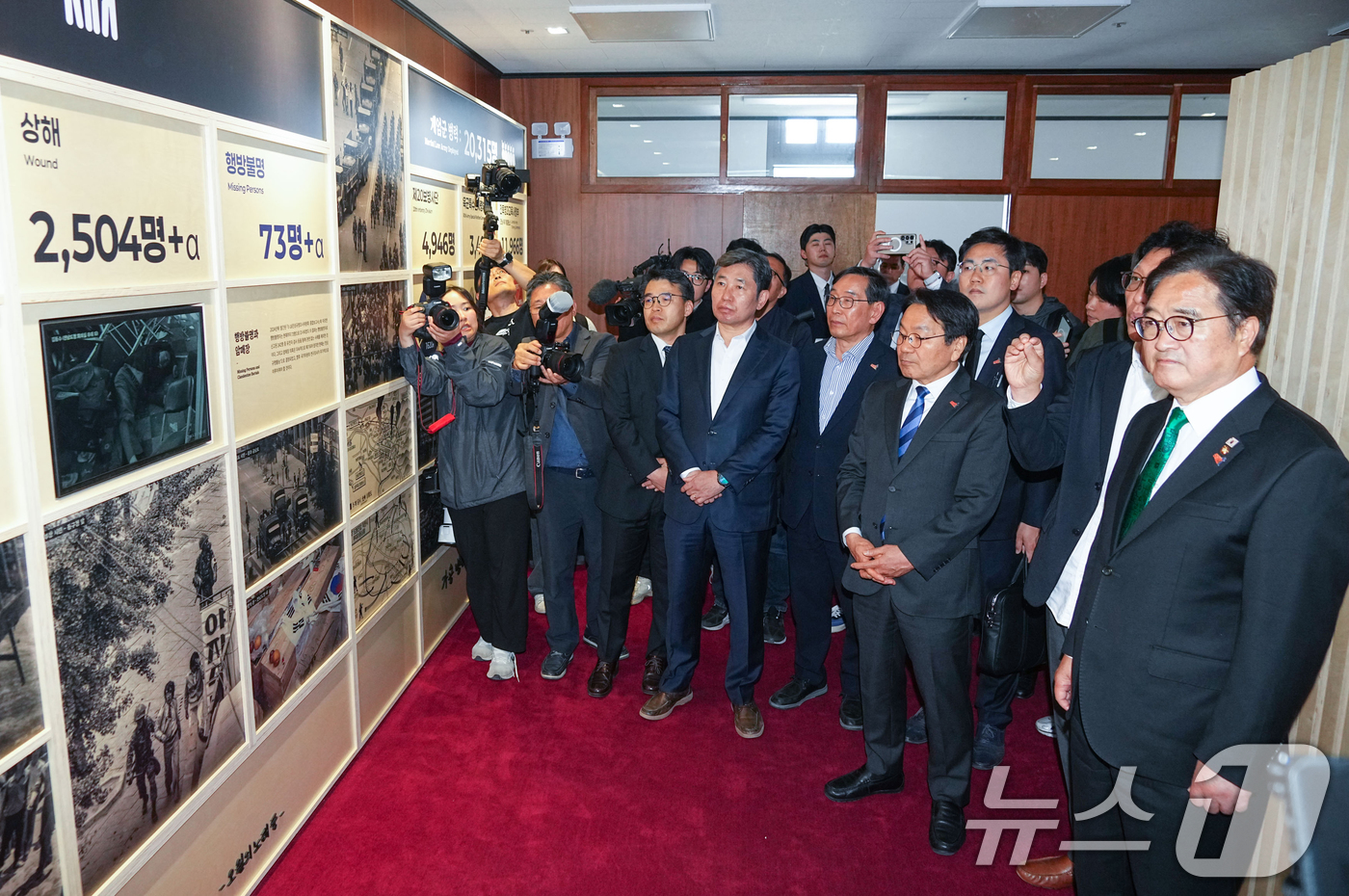 (광주=뉴스1) 이수민 기자 = 강기정 광주광역시장이 21일 오후 우원식 국회의장과 동구 옛 전남도청을 둘러보고 있다. (광주광역시 제공. 재판매 및 DB금지) 2026.4.21/ …