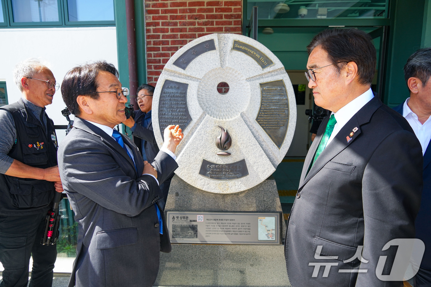 (광주=뉴스1) 이수민 기자 = 강기정 광주광역시장이 21일 오후 우원식 국회의장과 동구 옛 전남도청을 둘러보고 있다. (광주광역시 제공. 재판매 및 DB금지) 2026.4.21/ …