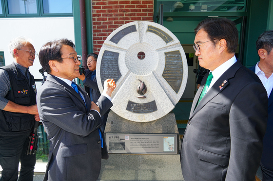 상무관 살펴보는 우원식