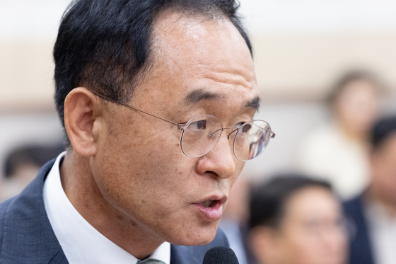 청문회 답변하는 강백신 검사