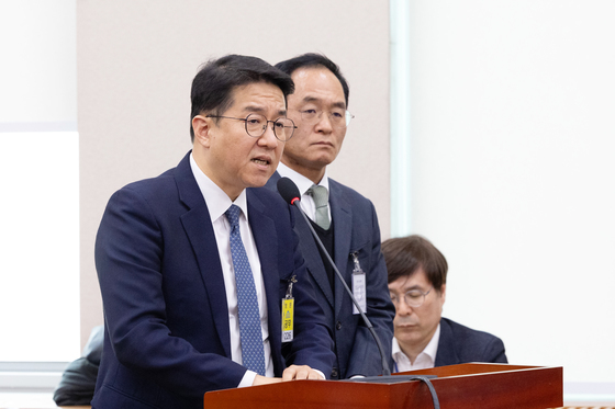 답변하는 강일민 검사