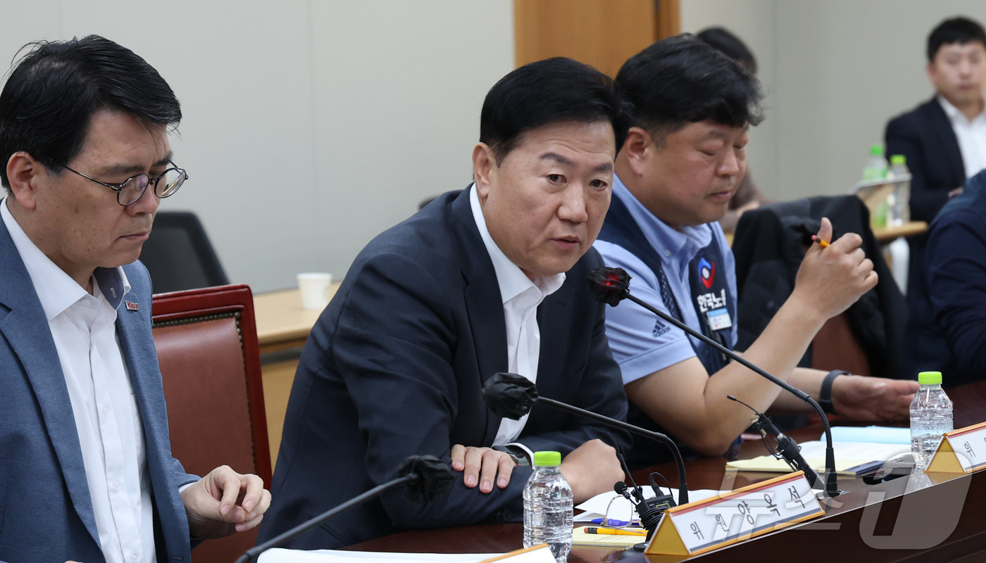 (세종=뉴스1) 김기남 기자 = 류기정 사용자측 위원이 21일 세종시 정부세종청사에서 열린 최저임금위원회 첫 전원회의에서 발언하고 있다. 2026.4.21/뉴스1