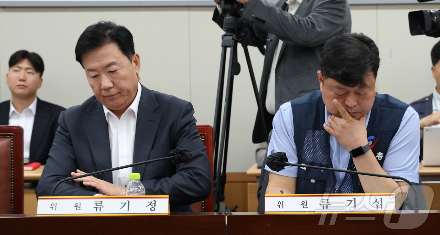 (세종=뉴스1) 김기남 기자 = 류기정 사용자측 위원과 류기섭 근로자측 위원이 21일 세종시 정부세종청사에서 열린 최저임금위원회 첫 전원회의에서심각한 표정으로 위원장의 발언을 듣고 …