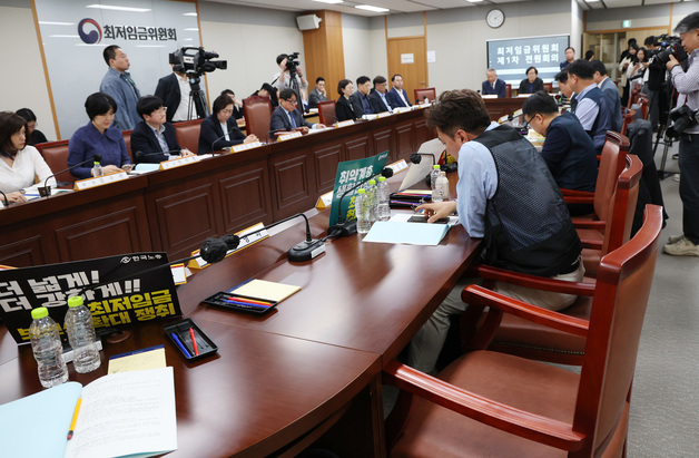 내년 최저임금 심의 시작…첫날부터 '업종차등·도급확대' 이견 팽팽(종합)